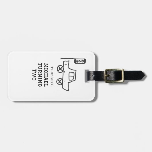 マイケルが二つの誕生日おもちゃ車の信号機を回す ラゲッジタグ (正面横)