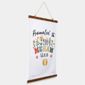 マイモーに昇進。2025年：特別年度 吊り下げ型タペストリー (傾斜あり)