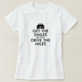 マイルスおもしろいフィガロ車を運転するスマイルを取得 Tシャツ (デザイン正面)