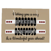 マイルストーンの特別な誕生日の名前バーガンディーブラック ラージペーパーバッグ (裏面)