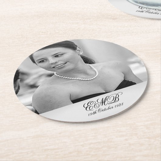 マイルストーン誕生日フォトエレガント白黒 ラウンドペーパーコースター (アングル)