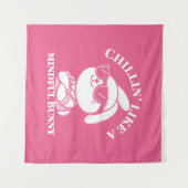 「マインドフルバニー」エステティック・ピンク・タペストリー タペストリー (正面(横))