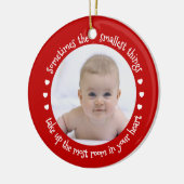 マイ初めてのクリスマスベビーフォトホリデー赤を追加 セラミックオーナメント (左)