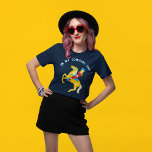 マイ女性のカーボーイ時代レトロ図 Tシャツ<br><div class="desc">馬に乗った女性のカーボーイのレトロなスタイルイラストレーションは、このグラフィックティー上の私の女性のカーボーイ時代の西スタイルレタリングのスローガンに伴う。</div>