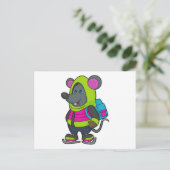 マウスがアイススケートとバックパックでアイススケートを楽しむ.pn ポストカード (スタンド正面)