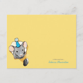 マウスの身に着けているパーティーの帽子の平たい箱はメッセージカード感謝していしています 招待状