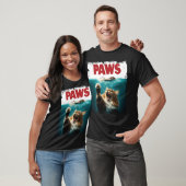 マウスを追いかけるPAWSパロディユーモアのあるネコ猫 Tシャツ (ユニセックス)