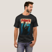 マウスを追いかけるPAWSパロディユーモアのあるネコ猫 Tシャツ (正面フル)