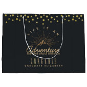 マウンテンアドベンチャー素朴おめでとう卒業生 ラージペーパーバッグ (裏面)