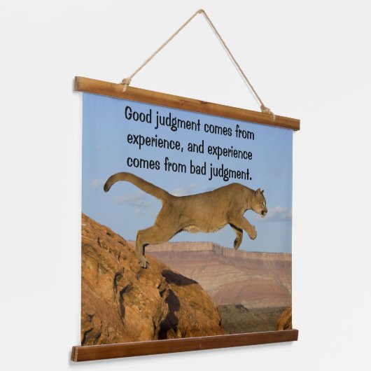 マウンテンクーガーは2つの山を越えてジャンプ。 吊り下げ型タペストリー (傾斜あり)