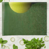 マウンテンゴルフ場のイエローゴルフボール キッチンタオル (折り畳み)