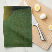 マウンテンゴルフ場のイエローゴルフボール キッチンタオル (四つ折り)