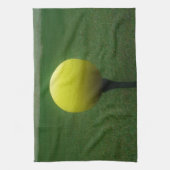 マウンテンゴルフ場のイエローゴルフボール キッチンタオル (縦)