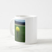 マウンテンゴルフ場のイエローゴルフボール コーヒーマグカップ (正面左)