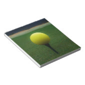 マウンテンゴルフ場のイエローゴルフボール ノートパッド (アングル)