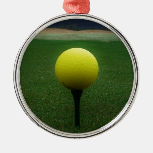 マウンテンゴルフ場のイエローゴルフボール メタルオーナメント (正面)