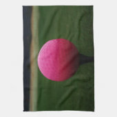 マウンテンゴルフ場のピンクゴルフボール キッチンタオル (縦)