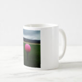 マウンテンゴルフ場のピンクゴルフボール コーヒーマグカップ (正面右)