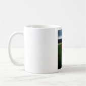 マウンテンゴルフ場のピンクゴルフボール コーヒーマグカップ (左)