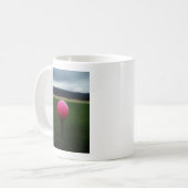 マウンテンゴルフ場のピンクゴルフボール コーヒーマグカップ (正面左)