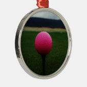 マウンテンゴルフ場のピンクゴルフボール メタルオーナメント (右)