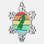 マウンテンサイクリングインザスノーレトロストライプのオーナメント スノーフレークピューターオーナメント (右)