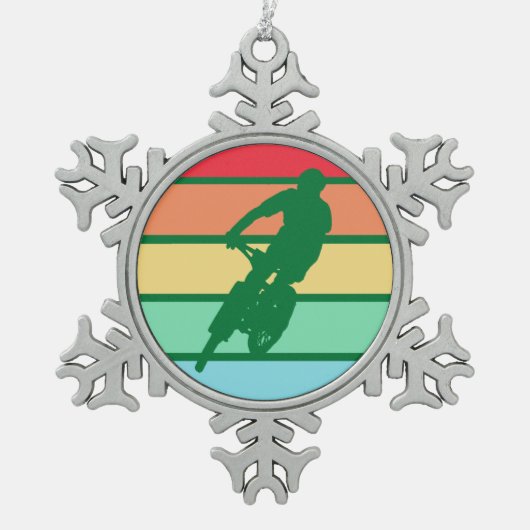 マウンテンサイクリングインザスノーレトロストライプのオーナメント スノーフレークピューターオーナメント (正面)
