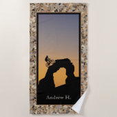 マウンテンサイクリング小石 ビーチタオル (正面)