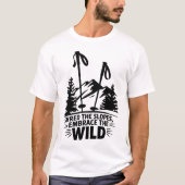マウンテンスキーポール冬の荒野グラフィック Tシャツ (正面)
