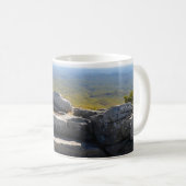 マウンテントップ大きい石と景色 コーヒーマグカップ (正面右)