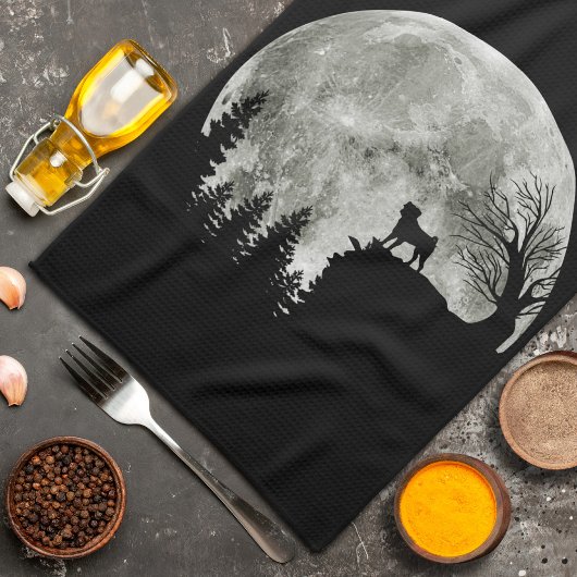 マウンテンハロウィン不気味ムーン上のパグスタンド キッチンタオル