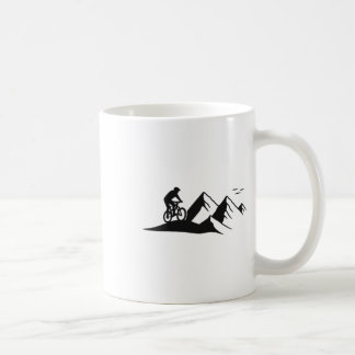 マウンテンバイクのシルエット。山の中のバイク！ コーヒーマグカップ