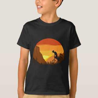 マウンテンバイクのレトロな夕日のトレイルライダー Tシャツ