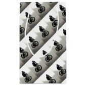 マウンテンバイクもしくは自転車に乗る人MTB BMXサイクリスト スモールペーパーバッグ (裏面)