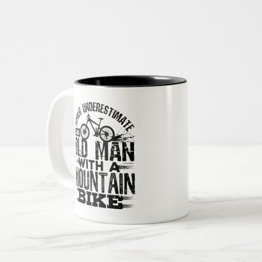 マウンテンバイクを持つ老人を決して過小評価しない ツートーンマグカップ (正面左)