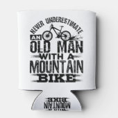 マウンテンバイクを持つ老人を決して過小評価しない 缶クーラー (裏面)