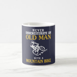 マウンテンバイクを持つ老人 コーヒーマグカップ