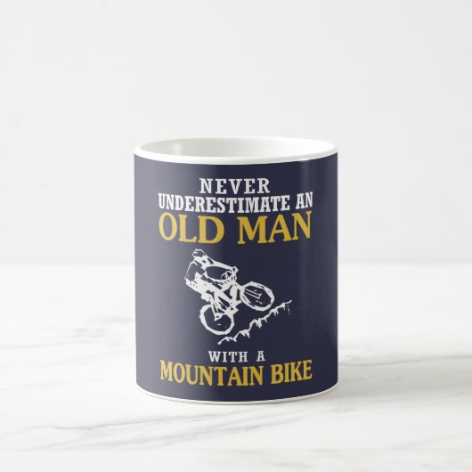 マウンテンバイクを持つ老人 コーヒーマグカップ (中央)