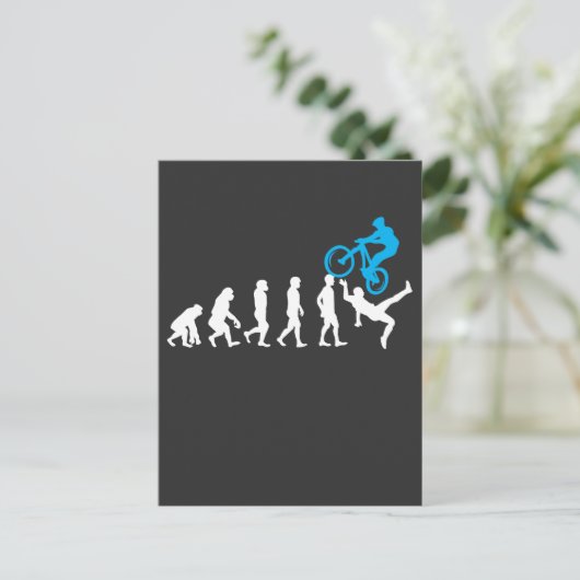 マウンテンバイクエボリューションMTBサイクリストおもしろいバイクもしくは自転車に乗る人 ポストカード (スタンド正面)
