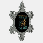 マウンテンバイクマウンテンバイクもしくは自転車に乗る人 スノーフレークピューターオーナメント (左)