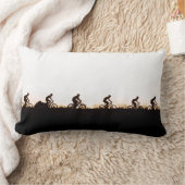 マウンテンバイク乗り手がダムを乗り越える ランバークッション (ブランケット)