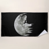 マウンテンムーンライトハロウィーンに立つフランス人 ビーチタオル (正面)