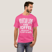 マウンテンライオンとコーヒーを飲むと幸せになる Tシャツ (正面フル)