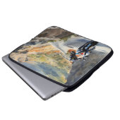 マウンテンランドスケープの鮮やかハイスピードアドベンチャー ラップトップスリーブ (正面下部)