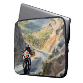 マウンテンランドスケープの鮮やかハイスピードアドベンチャー ラップトップスリーブ (正面左)