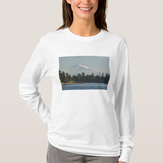 マウント・ベーカーが景観を支配する Tシャツ (正面)
