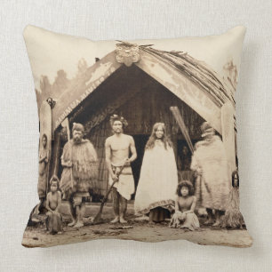 マオリ家族、ニュージーランド、c.1880s (卵白のプリント) クッション