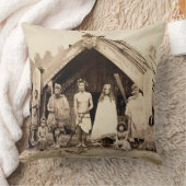 マオリ家族、ニュージーランド、c.1880s (卵白のプリント) クッション (ブランケット)