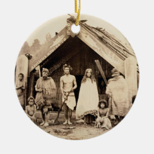 マオリ家族、ニュージーランド、c.1880s (卵白のプリント) セラミックオーナメント