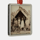 マオリ家族、ニュージーランド、c.1880s (卵白のプリント) メタルオーナメント (右)